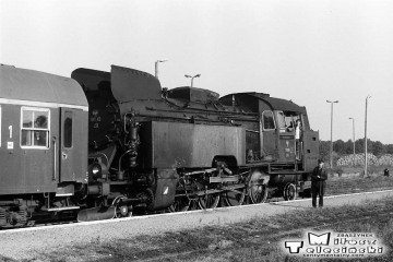 Pociąg specjalny z Tkt48-28 na stacji Skwierzyna obrócony w stronę Wierzbna (Międzyrzecza - Zbąszynka). Skwierzyna 03.10.1987