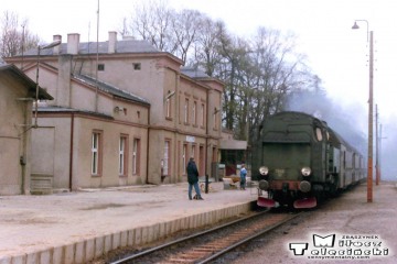 Tkt48-87 z pociągiem Kępno - Oleśnica na stacji Syców w dniu 27.03.1990.