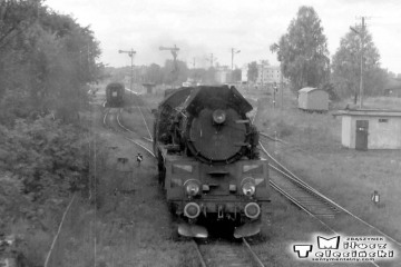 Ol49-61 do pociągu Ełk - Białegostok i dalej do Warszawy w Gołdapi w dniu 29.09.1990.