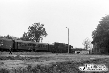 Ty2-934 na stacji Grabów nad Prosną podczas manewrów w dniu 28.05.1988. Był to ostatni planowy pociąg pasażerski.