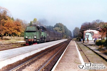 Tkt48-72 z Kępna do Oleśnicy na stacji Jemielna Oleśnicka 12.10.1990.