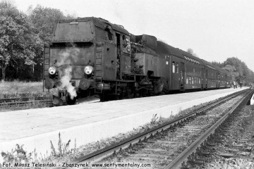 Tkt48-72 z Kępna do Oleśnicy na stacji Jemielna Oleśnicka 12.10.1990.