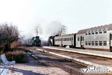 Tkt48-183 z Kępna do Oleśnicy na stacji Jemielna Oleśnicka 27.03.1990. Z przeciwka pociąg do Kępna.