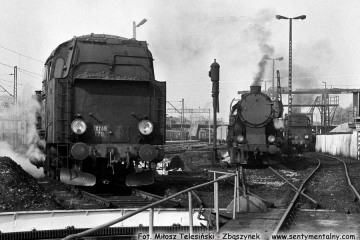 Od lewej Tkt48-129, Ty2-1122 oraz Tkt48-137 przy lokomotywowni Kępno w dniu 17.05.1987.