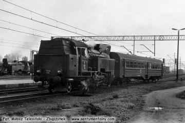Tkt48-158 z pociągiem specjalnym Kępno - Bukowa Śląska - Syców - Kępno czeka na stacji Kępno w dniu 17.05.1987.