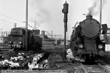 Tkt48-87 i Ty2-1122 przy lokomotywowni Kępno 17.05.1987