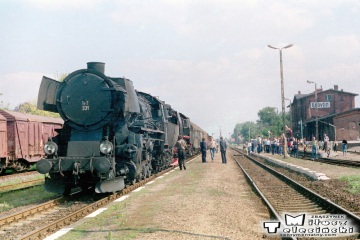 Kobylin. Pociąg specjalny w planowym zdawczym na trasie Ostrów - Krobia w dniu 10.09.1988. Parowóz jako pierwszy Ty2-331 z Jarocina 32D43-177, Parowóz jako drugi Ty45-379 ze Zbąszynka 27D47-35.