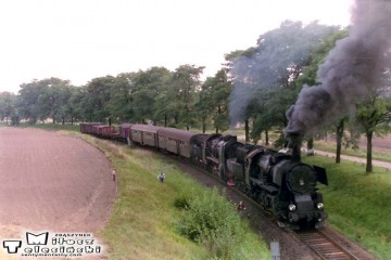 Pociąg specjalny w planowym zdawczym na trasie Ostrów - Krobia, koło Krotoszyna w dniu 10.09.1988. Parowóz jako pierwszy Ty2-331 z Jarocina 32D43-177, Parowóz jako drugi Ty45-379 ze Zbąszynka 27D47-35.