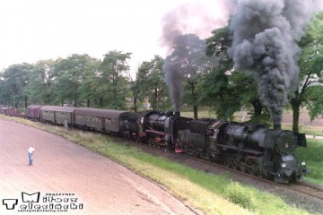 Pociąg specjalny w planowym zdawczym na trasie Ostrów - Krobia, koło Krotoszyna w dniu 10.09.1988. Parowóz jako pierwszy Ty2-331 z Jarocina 32D43-177, Parowóz jako drugi Ty45-379 ze Zbąszynka 27D47-35.