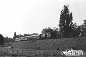 Tkt48-28 na linii Międzyrzecz - Wierzbno, zbliża się do stacji Wierzbno w dniu 03.10.1987.