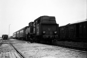 Tkt48-183 z osobowym na stacji Mroczeń, odjeżdża do Kępna w dniu 23.02.1990.