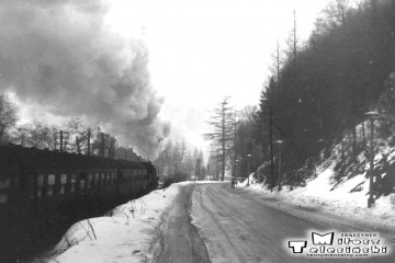 Muszyna w lutym 1986. Pociąg jedzie w kierunku Nowego Sącza wzdłuż ul. Wypoczynkowej, zaraz opuści Muszynę.