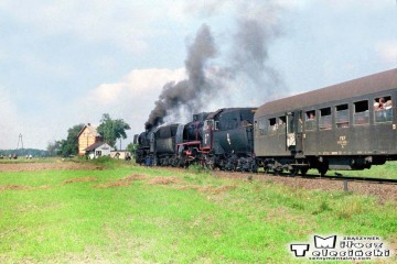 Pociąg specjalny w planowym zdawczym na trasie Ostrów - Krobia w dniu 10.09.1988. Parowóz jako pierwszy Ty2-331 z Jarocina 32D43-177, Parowóz jako drugi Ty45-379 ze Zbąszynka 27D47-35.