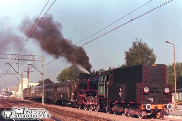 Ol49-70 z pociągiem specjalnym do Żnina na stacji Gniezno w dniu 09.09.1988.