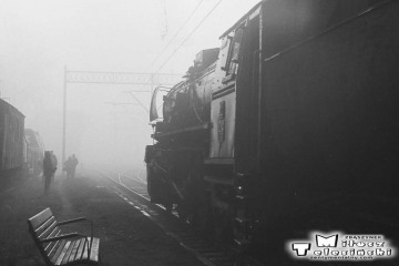 Ty2-339 dojeżdża do składu pociągu Specjalnego Ostrzeszów - Namysłaki w Ostrzeszowie 15.11.1986