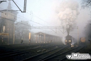 Ty2-339 dojeżdża do składu pociągu Specjalnego Ostrzeszów - Namysłaki w Ostrzeszowie 15.11.1986