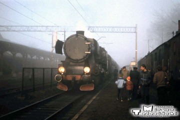 Ty2-339 ze składem pociągu Specjalnego Ostrzeszów - Namysłaki w Ostrzeszowie 15.11.1986.
