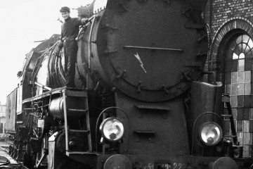 Ty51- 223 przy lokomotywowni w Rzepinie w dniu 08.09.1986. Widoczny Pan Borowski.