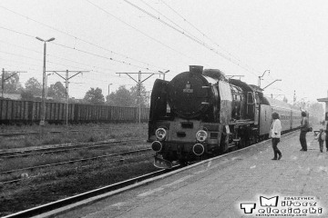 Sochaczew w dniu 06.09.1986. Pt47-50 z pociągiem specjalnym wraca do Warszawy z okazji otwarcia Muzeum Kolei Wąskotorowej w Sochaczewie.