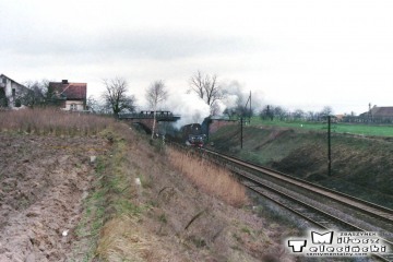Ol49 do Leszna zbliża się do wiaduktów w Adamowie. Wolsztyn 07.03.1990