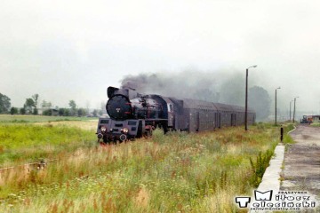 Zbąszyń Przedmieście, wjazd pociągu z Wolsztyna w dniu 25.07.1990. Ol49-81.