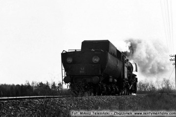 TY 2- 933 zbliża się do Zbąszynka od strony Dąbrówki Wlkp. w dniu 19.04.1987.