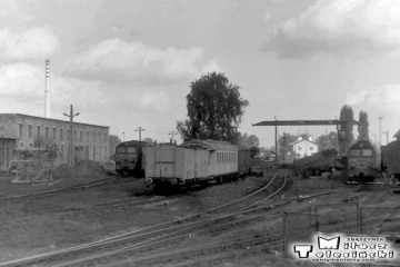 Suwałki w dniu 14.09.1990. Widok w stronę lokomotywowni z pociągu do Trakiszek.