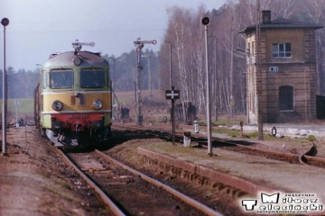 Wierzbno 19.03.1990. ST43-374 z kierunku Międzyrzecza.
