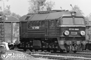 Międzyrzecz, wjazd pociągu od strony Wierzbna w dniu 02.06.1987. ST44-1069.