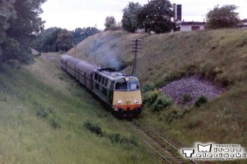 Mikołajki 18.06.1993. SU45-028 z osobowym od strony Olsztyna zbliża się do stacji Mikołajki.