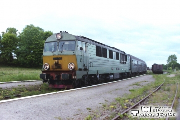 SU46-045 z Ełku do Olsztyna wjeżdża na stację Mikołajki z wieczornym osobowym w dniu 18.06.1993.
