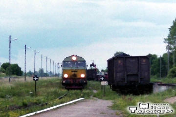 SU46-045 z Ełku do Olsztyna wjeżdża na stację Mikołajki z wieczornym osobowym w dniu 18.06.1993.