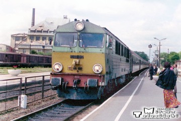 SU46-012 wjeżdża na stację Szczytno 21.06.1993.