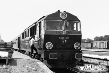 SU46-026 na stacji Żagań z osobowym dalekobieżnym Poznań - Jelenia góra w dniu 03.08.1986.