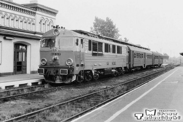 SU46-048 na stacji Żary w dniu 28.06.1990.