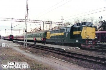 Czerwieńsk 27.12.1998. Pociąg pośpieszny "Malta" z Poznania do Guben.