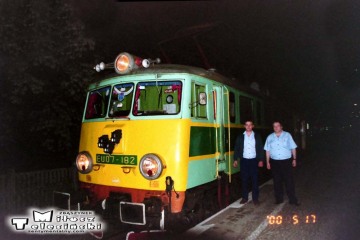 Zbąszynek EU07-182 z pierwszym porannym pociągiem do Poznania w dniu 17.05.2000. Po prawej ja.