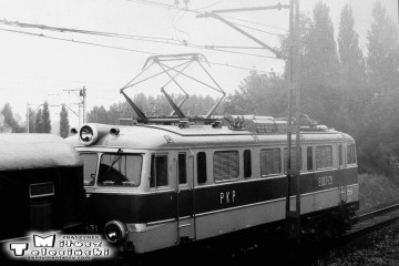 EU07-131, wyjeżdża z Warszawy w dniu 06.09.1986. Zdjęcie zrobione z pociągu do Sochaczewa.