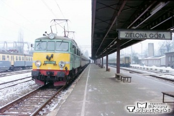 Zielona Góra 11.02.1996. Pociąg pośpieszny Zielona Góra - Poznań Gł. numer 77113/12. EU07-016.