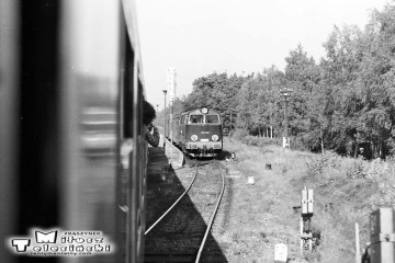 Lutol Suchy w dniu 03.10.1987. Krzyżowanie pociągu specjalnego z osobowym kierunku z Międzyrzecza prowadzonym przez SP45-187. Poc. specjalny prowadzi Tkt48-28.
