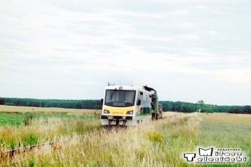 Przejazd za Dąbrówką Wlkp. w stronę Zbąszynka w dniu 27.07.2004. SP42 ciągnie zdefektowany SA-105-101
