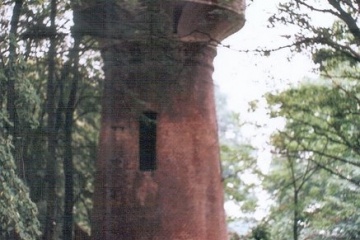 Lubniewice w dniu 05.08.1990. Nie czynna wieża ciśnień po kolei Sulęcin (Kniazin) - Rudnica (Gorzów Wlkp) w latach 1912 -45.