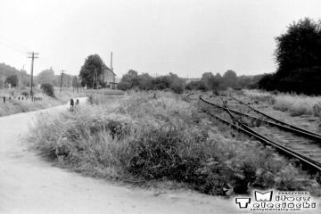 Kursko w dniu 05.08.1990. Odgałęzienie toru bocznicowego do Kęszycy - dawnej siedziby wojsk. Do 1945 roku tor dochodził do Staropola, łącząc się z linią Toporów - Międzyrzecz.