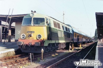Frankfurt nad Odrą w dniu 13.06.1996. Pociąg osobowy z Poznania do Rzepina. Do Rzepina jako 222. SU45-225 do Rzepina, dalej EU07-420.