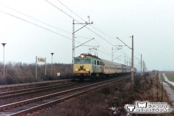 Plewiska. EU07-152 z osobowym Poznań - Rzepin w dniu 10.02.1994.