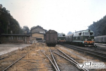 Międzychód w dniu 21.09.1986. Po lewej SP45-175, po prawej SP45-246 z osobowym do Międzyrzecza.