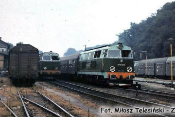 Międzychód w dniu 21.09.1986. Po lewej SP45-175, po prawej SP45-246 z osobowym do Międzyrzecza.