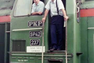 Gubin 27.12.1998. Maszyniści SP42 237 z pociągiem pośpiesznym "Malta" do Poznania.