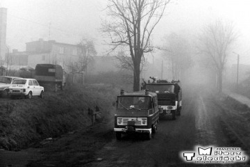 Ostrzeszów w dniu 15.11.1986. Widok z pociągu do Namysłaków, strażacy jadą na akcję.
