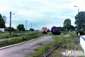 Mikołajki 18.06.1993. SU46-045 z osobowym z Ełku do Olsztyna wjeżdża na stację w Mikołajkach.
